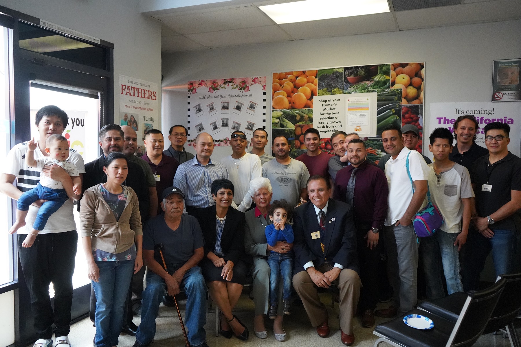 WIC Celebra a los hombres y padres con un evento de medios de comunicación social el la oficina de El Monte Valley WIC